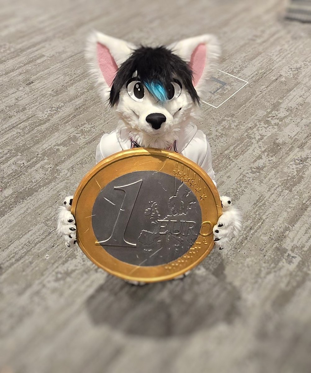 ZelusCelsitudo's tweet image. I got shrunk down to a size of a coin at Eurofurence.
What would you do if you found me in this state? 😳

#Steptember #FursuitFriday