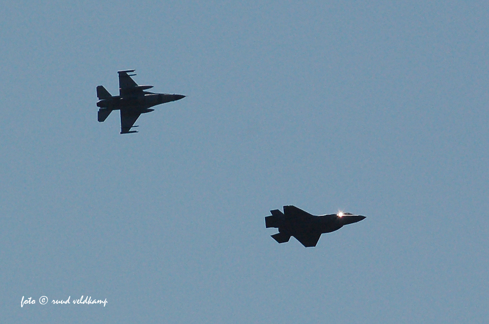 'Uit de oude doos - NL':  7 juni 2016 mocht deze F-16 de JSF rondleiden boven Nederland (hier boven #RTHA) .   Vandaag z'n laatste rondje, op naar Oekraïne. <a href="/Kon_Luchtmacht/">Koninklijke Luchtmacht</a>
