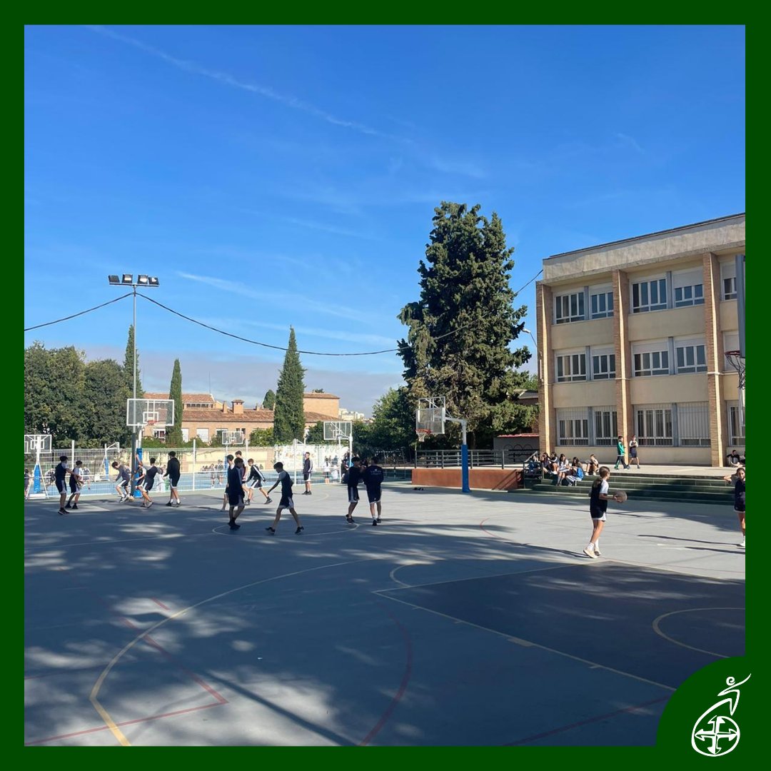 "🍂 ¡Disfrutando el recreo al máximo en la estación de otoño! 🍁 Los colores cambian, pero la energía y la sonrisa de nuestro alumnado sigue siendo la misma. 🎒 Una pausa refrescante para recargar pilas y seguir aprendiendo con más fuerza.#OtoñoEnElCole #presentacióngr #somosfesd