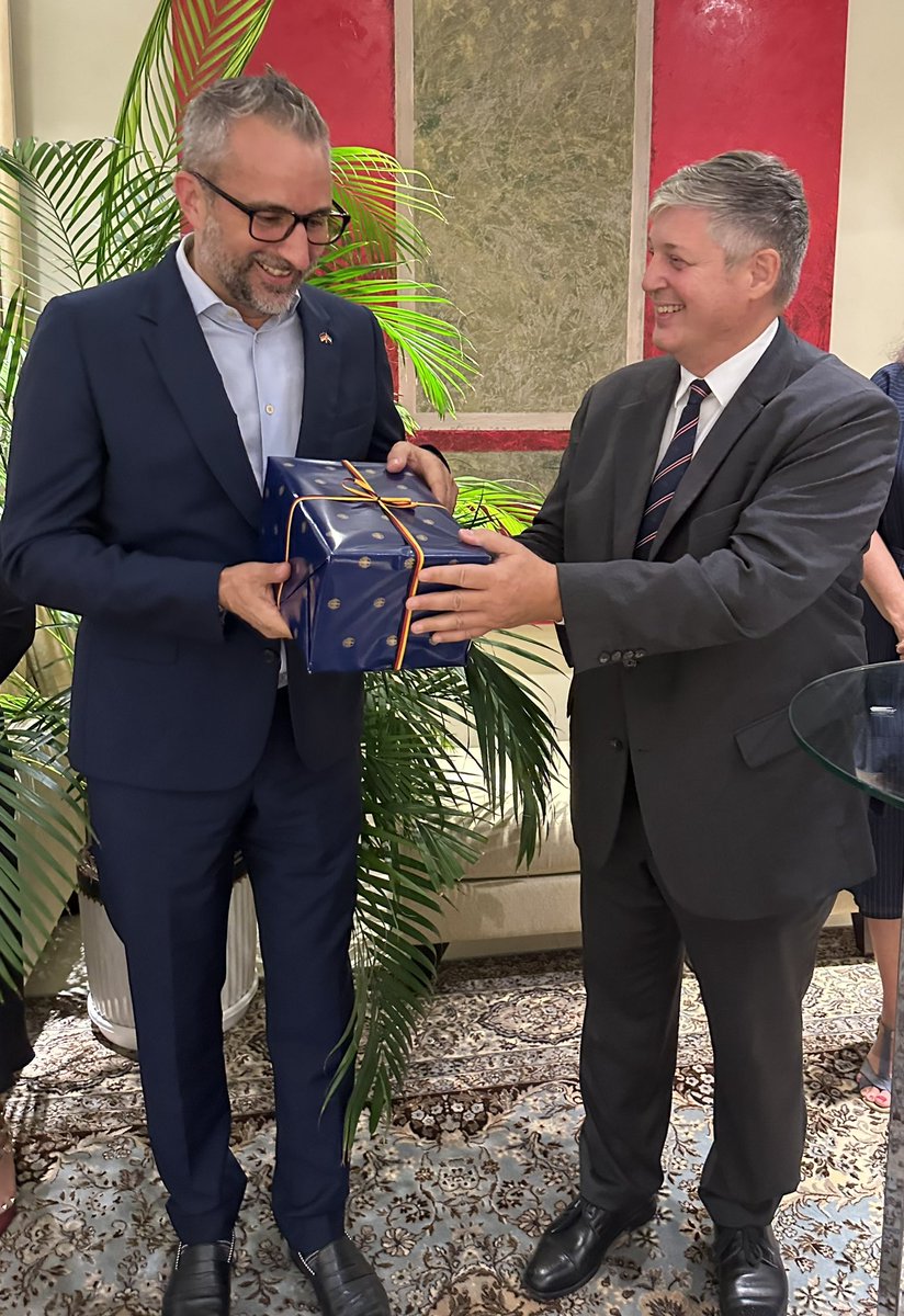 Ambassador Schönfelder and Consul General Pfaff bid farewell to Oliver Oehms, CEO of the German Emirati Joint Council for Industry and Commerce (<a href="/AHKuae/">AHKuae</a>).
A heartfelt thank you for five years of excellent collaboration, united in our common goal to strengthen 🇩🇪-🇦🇪relations.