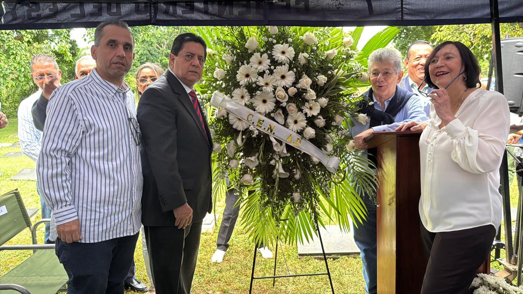 PieroMaroun's tweet image. Desde el Cementerio del Este en Caracas, junto a la Dirección Nacional de @ADemocratica rendimos tributo al padre de la democracia venezolana Rómulo Betancourt, al cumplirse mañana 43 años de su fallecimiento; y José Vargas, dirigente Sindical y expresidente de CTV.