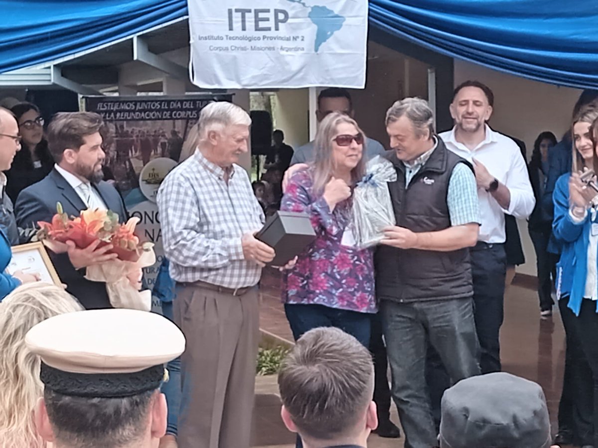 En el marco de la apertura del XII Cong. Internacional de Turismo....organizado por el ITP  N 2 tuve el placer de entregar un presente a la ex Directora sra Liliana Koslowski que se jubiló. 
Agradezco a la Institución, directivos y equipo docente por hacerme parte de este momento