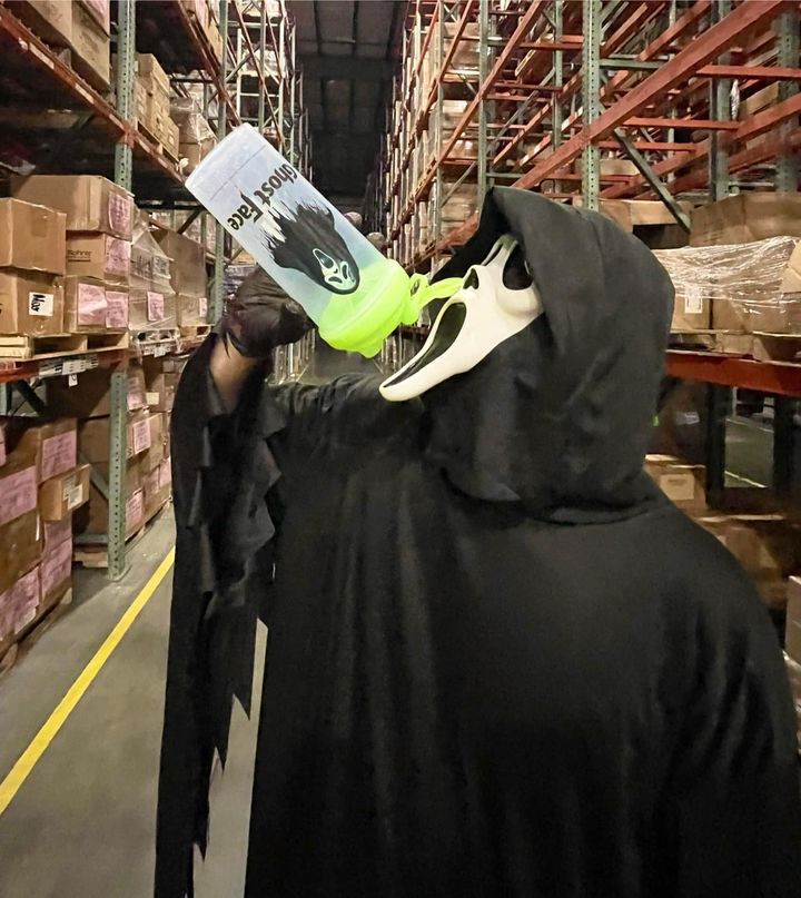 GFuelEnergy's tweet photo. 💚 𝐑𝐓 + 𝐅𝐎𝐋𝐋𝐎𝐖 TO WIN A GLOW-IN-THE-DARK #Ghostface x #GFUEL STARTER KIT!

🔪 2 WINNERS PICKED THIS WEEKEND BC THESE BAD BOYZ ARE NOW AVAILABLE! https://t.co/1Uz0Z3PR0u