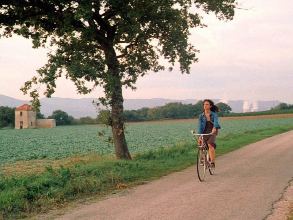 colonialtheatre's tweet photo. 🍇🎬 Ready for a taste of French romance and comedy? This Sunday, Oct 6 at 6:30 PM, join us for A Tale of Autumn—From matchmaking misadventures to Rohmer’s signature humor, this film is a delightful ode to classic romantic comedies. 

https://t.co/0WHDln88eT https://t.co/8fVB3Lnitr