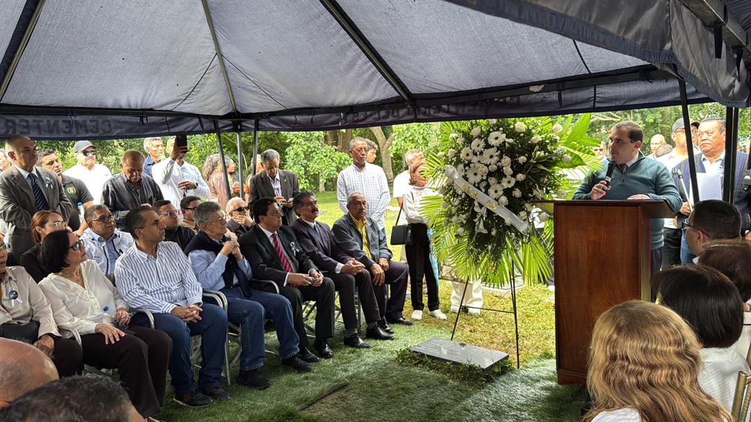 PieroMaroun's tweet image. Desde el Cementerio del Este en Caracas, junto a la Dirección Nacional de @ADemocratica rendimos tributo al padre de la democracia venezolana Rómulo Betancourt, al cumplirse mañana 43 años de su fallecimiento; y José Vargas, dirigente Sindical y expresidente de CTV.