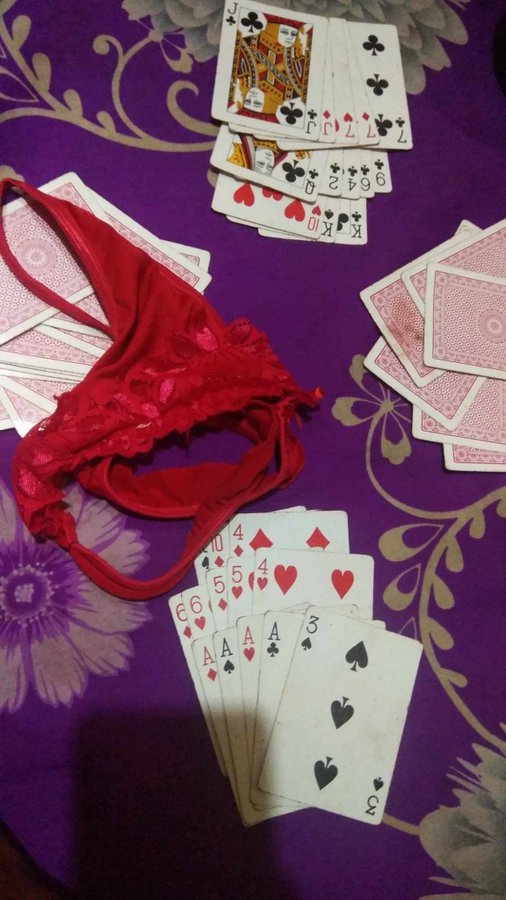 🧑🏻:ايه ده خسرتي تاني
👩🏻:ايوه يا كوكو
🧑🏻:نفسي في مرة تكسبي
👩🏻:ولاد الجيران بيقصدوا يخسروني
🧑🏻:وليه بتلعبي معاهم
👩🏻:لما تكبر يا كوكو هتفهم المهم ماما متعرفش
🧑🏻:حاضر ده سرنا
👩🏻:شطور يا روحي بقولك تعالى جنبي
🧑🏻:حاضر
👩🏻:تشمه زي المره اللي فاتت
🧑🏻:هو ينفع
👩🏻:ايوه طبعا يا صغنن امسك