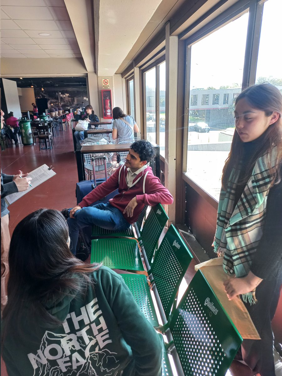 Eve_dellagio's tweet photo. 27/09 grupo 10 haciendo encuestas en la terminal de Retiro a pasajeros con destino a la patagonia 
@BelenMicaelaTUR @BriBidarte @Mauricio200801 @tomasantunestur 
#mktg2024 @fersimonato https://t.co/QPBcwvcTut