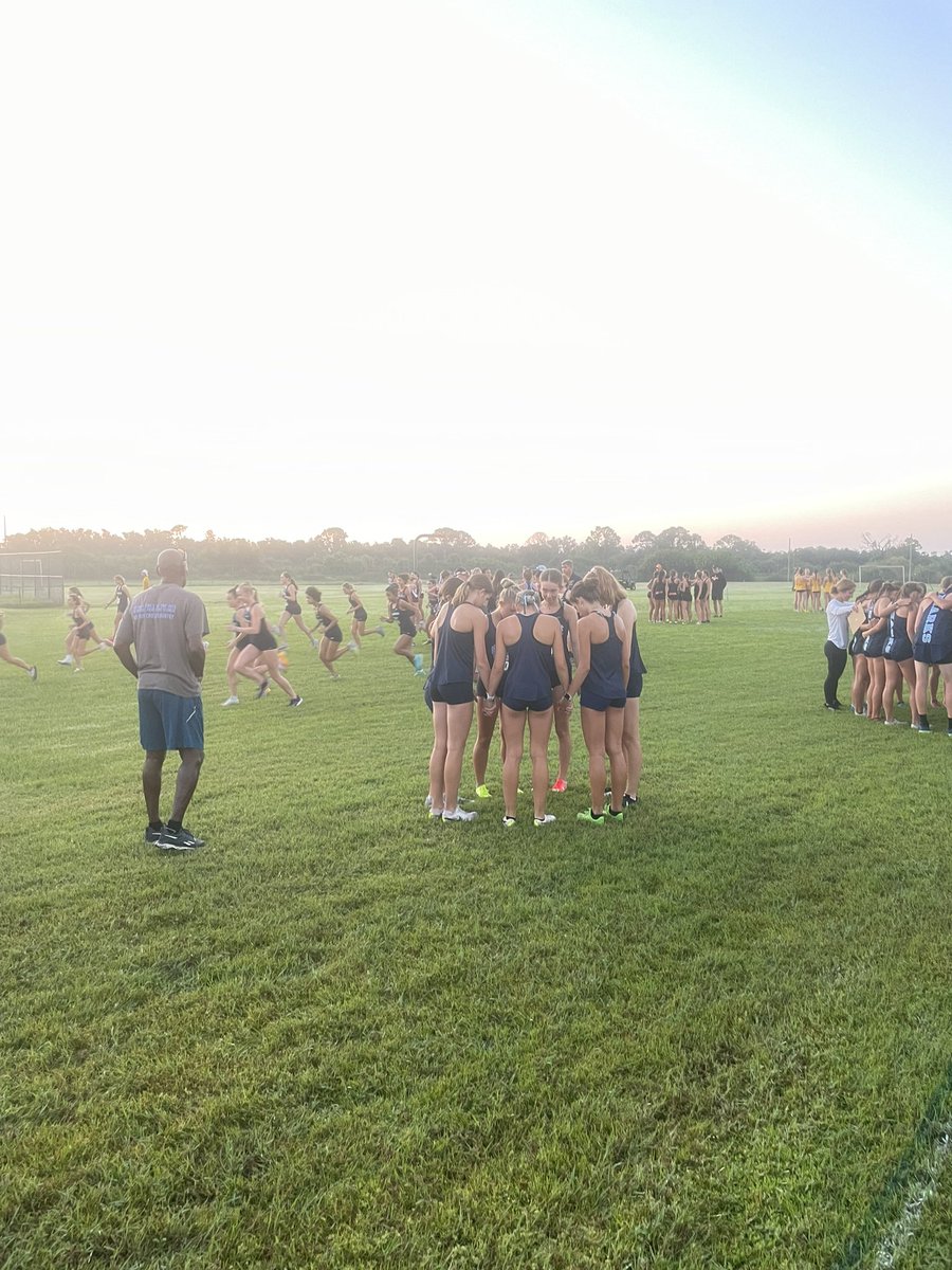 MyaVaira's tweet photo. Cross country season!!! Last weekend I raced at the North Port invitational elite race with a PR of 20:51. First season back since ACL reconstruction and excited to keep improving my times with my amazing teammates! #Crosscountry @Coaching4Glory #running https://t.co/ZZrhWpn4yp