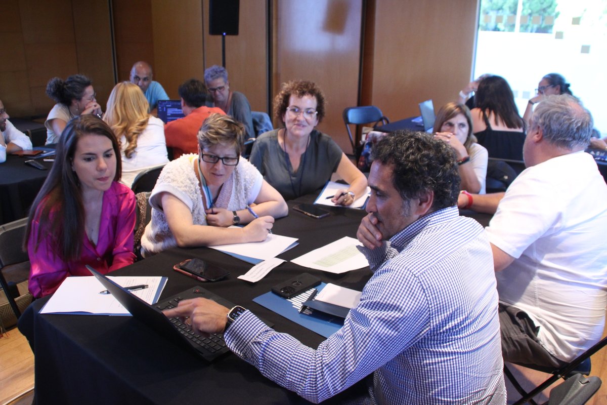 ACMunicipis's tweet photo. @CIVIC_AI Al taller pràctic, organitzats en diferents grups els electes locals aprenen a utilitzar eines d'AI per simplificar processos i treure'n el màxim rendiment per a tasques burocràtiques de les administracions locals amb l'ajut de @civicai #EscolaGovernsLocals24 https://t.co/UxXatqZBO4