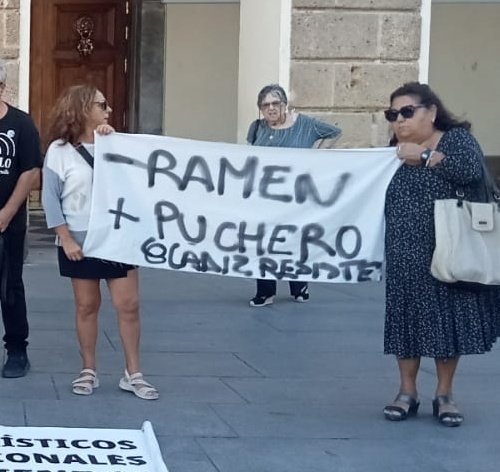 BarracaAbuelita's tweet photo. Está es cadi, una pancarta donde se lee
- RAMEN Y + PUCHERO...
Si matan esto, cadi ya no será cadi, y en esas estamos.
Se entiende el mensaje claramente no? #cadinama https://t.co/SxvaOqtK03