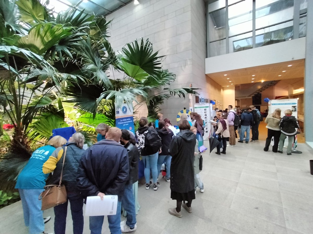 EuropeLimousin's tweet photo. #nuiteuropeennedeschercheurs c'est parti pour la soirée à la @bfm_limoges !

Retrouvez-nous dans le jardin d'hiver et participez aux différentes animations !

🇪🇺 #europe #Limoges #chercheur https://t.co/bxmeelNRUt