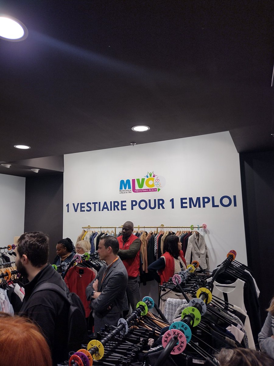 RoxaneScellier's tweet photo. Vestiaire pour 1 emploi, mission locale de Creil, une inauguration symbole de réussite ! #terhautsdefrance #societale #sûretéferroviaire de Paris Saint Lazare au coeur de l'accompagnement des jeunes dans la quête de leur voie professionnelle. @stbaudry https://t.co/WaxBB0tihq
