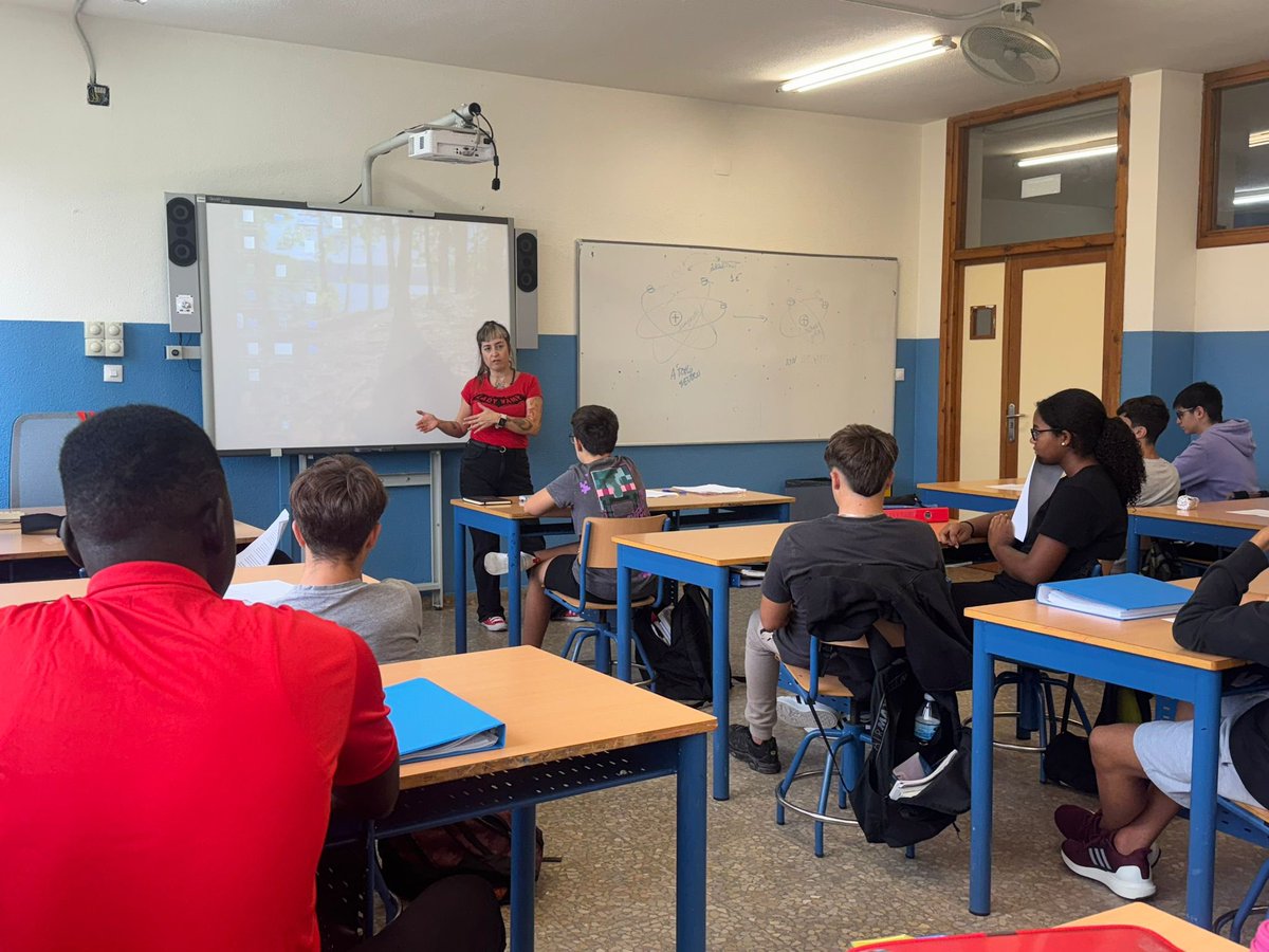 BFuenteca's tweet photo. COSMOPOETICA EN EL IES LA FUENSANTA. 
@alejandravaness nos ha visitado para hacer un taller con el alumnado de 4°de la ESO. Han trabajado los poemas de Sergio Fanjul que nos visitará muy pronto y los chicos y chicas han disfrutado mucho.
Gracias! https://t.co/mQzS3xAqG7