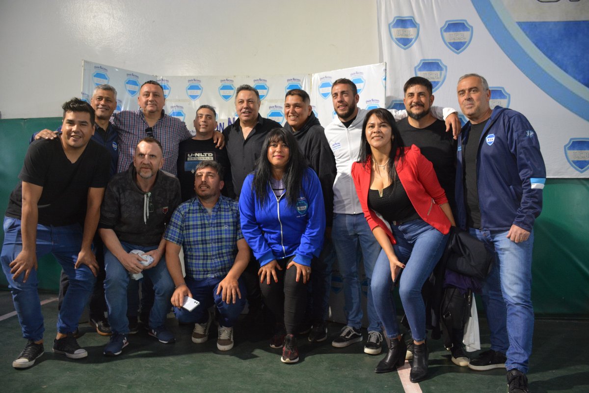 CascallaresPJ's tweet photo. Con el equipo de @MunicipioBrown participamos del acto de asunción de las nuevas autoridades de la @UncbOficial, institución que representa a nuestros clubes de barrio. Y como siempre decimos: los clubes son de los socios y los vecinos.

@gkatopodis @nicolaspj80 @jonathanfrisa https://t.co/A3FDJbC1qb