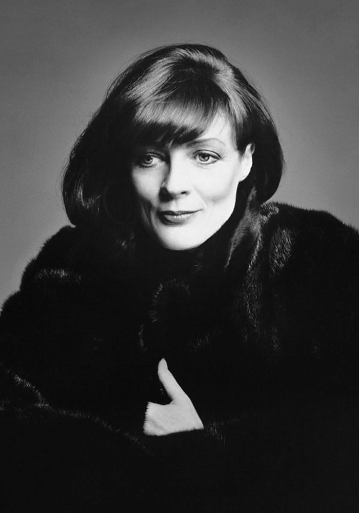 MAGGIE SMITH (1934-2024)
📷 Richard Avedon