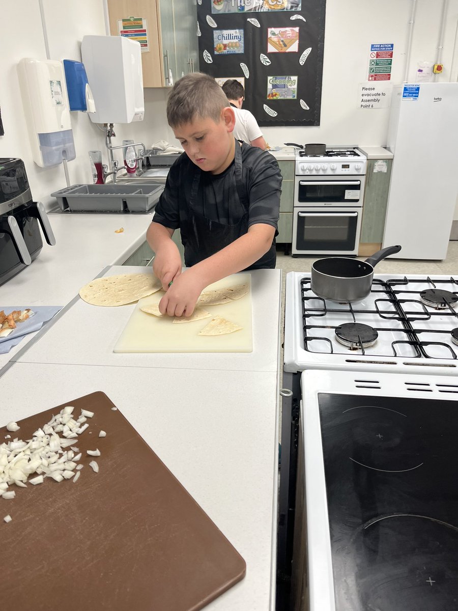 lynnandrew_'s tweet photo. This weeks highlights have been engaging in music, cooking tacos and spending  time with Toby and Bertie! #watchusgrow @IWBSFalkirk @MissHedgesIWBS @outreach_iwbs https://t.co/oKWHiQb5Ep