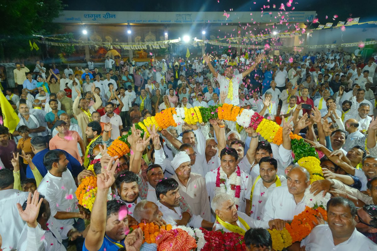 lalitnagarmla's tweet photo. #जनसंपर्कअभियानतिगावँ 
#जनत���_का_उम्मीदवार #मै_आज़ाद_हूँ 

आज तिगांव विधानसभा क्षेत्र के शगुन वाटिका, तिलपत में जनता जनार्दन से भेंट कर आशीर्वाद प्राप्त किया और 5 अक्टूबर को "नारियल फार्म" का बटन दबाकर भरपूर आशीर्वाद प्रदान करने की अपील की।

#lalitnagar #tigaonvidhansabha #haryanaelection2024 #जनसभा #जनसंवाद #लड़ेगा_ललित_जीतेगा_ललित #तिगांव_माँगे_ललित_नागर 

@iabhilashnagar @maheshnagar97 @ManojNagar97