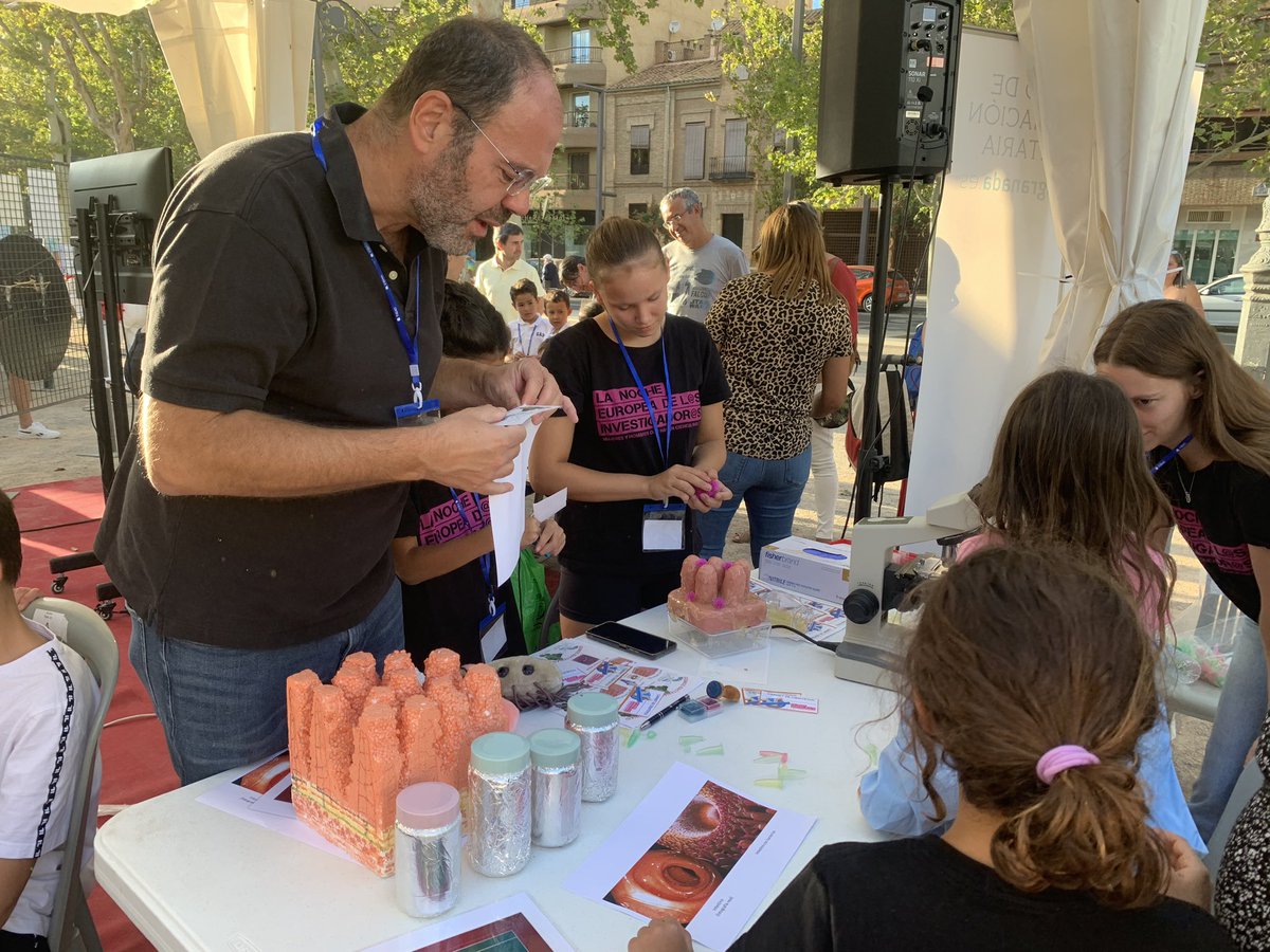💫En el taller "La función de la barrera intestinal y la salud" en el Kids Corner 4 explicamos la función de barrera intestinal, contando con un modelo y visualizamos las bacterias que atraviesan la barrera.

#NightSpain #NightGranada