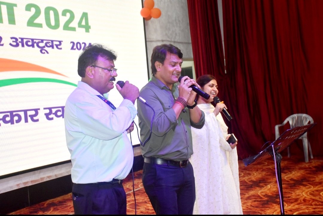 इज्जतनगर मंडल पर मनाये जा रहे ‘स्वच्छता ही सेवा अभियान-2024‘ के तहत मैत्री सामुदायिक केन्द्र के प्रेक्षागृह में स्वच्छता जन जागरुकता के निमित नरवो संचालित स्कूलों के बच्चों, स्काउट-गाइड एवं कला समिति के सदस्यों द्वारा रंगा-रंग सांस्कृतिक कार्यक्रम प्रस्तुत किया गया।
#SHS2024