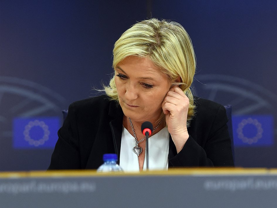 🟡 #ProcèsRN le 30 septembre s’ouvre le procès dit “des assistants parlementaires du Rassemblement national”. Le parti d’extrême-droite et 27 de ses membres sont soupçonnés d’avoir organisé un vaste système de détournement des fonds européens entre 2004 et 2016.
Si la peine