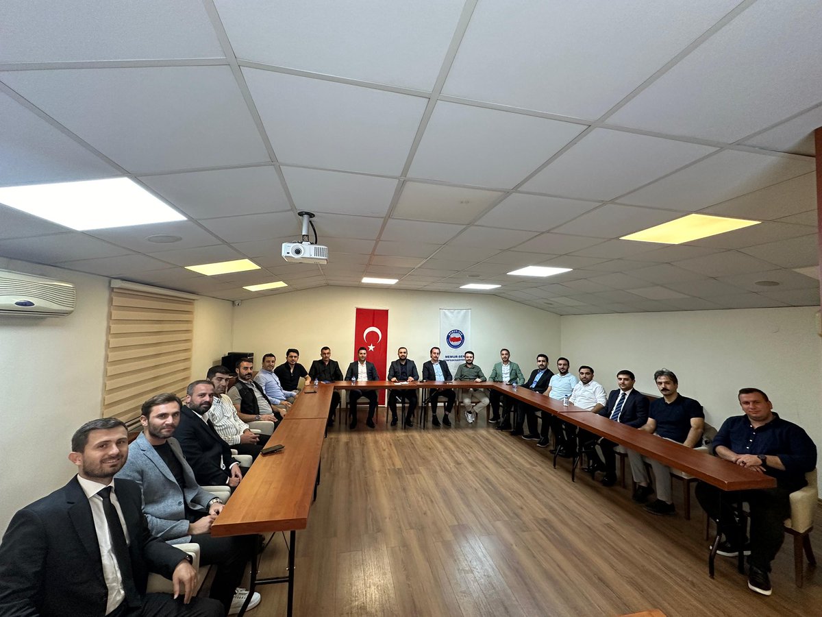 Bekir_ENGUL63's tweet photo. 🔹Genç Memur-Sen Ankara🔹

Sene Başı Planlama 
Toplantımızı gerçekleştirdik.

-Faaliyet ve projelerimizle
alakalı planlama,

-🇹🇷🇸🇩 6 Ekim  #FilistineDestekYuruyusu ile
ilgili görev dağılımımızı gerçekleştirdik.
Hayırlara vesile olsun.

| @06gencmemursen | https://t.co/5YAkLTwYax