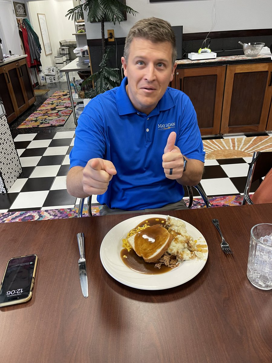 CashAndersonSD's tweet image. Session approaches and @DougAbraham1 is crushing a hot beef. The Capitol cafe is in for a hurting come January. #DougEats @billvancamp @DrewDuncan4