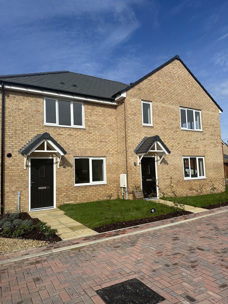 AnnetteW_Muir's tweet photo. 🏠🏡Another successful handover of 5 much needed homes on our Cromwell Abbey site in Ramsey today @MuirGroupHA @MuirFury @SophWhitt @DTS_Development 🏡🏠 https://t.co/BWstuQQUKU