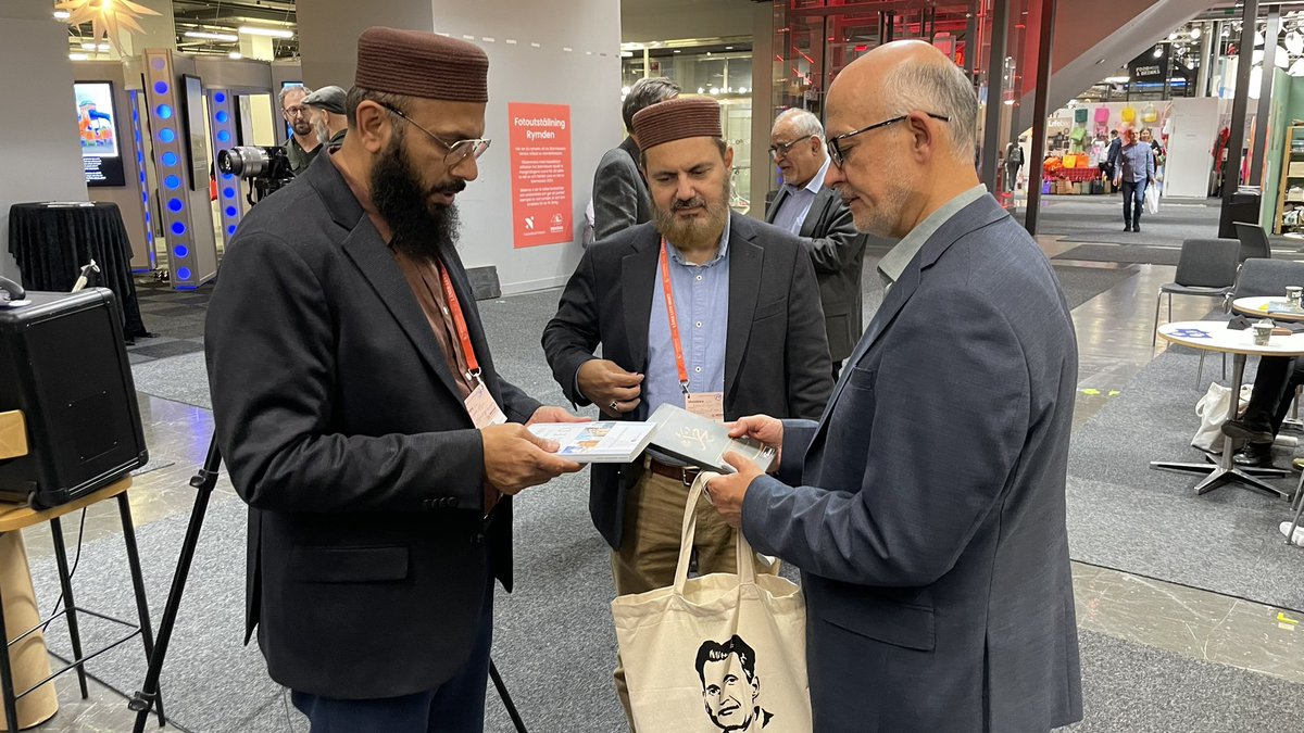 AhmadiyyaSWE's tweet photo. Godmorgon kära besökare på Bokmässan. Välkomna förbi oss på C05:49 för att lära dig mer om muslimsk tro och ställa valfri fråga!
#bokmässan #frågaenmuslim https://t.co/p8dgvpjzMI