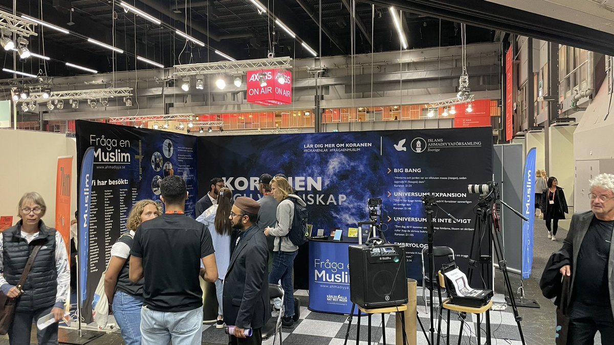 AhmadiyyaSWE's tweet photo. Godmorgon kära besökare på Bokmässan. Välkomna förbi oss på C05:49 för att lära dig mer om muslimsk tro och ställa valfri fråga!
#bokmässan #frågaenmuslim https://t.co/p8dgvpjzMI