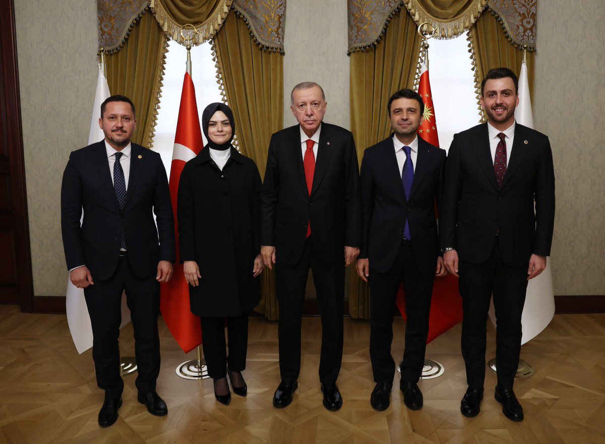 Başkanlığında bölge teşkilat ekibi olarak gerçekleştirdiğimiz toplantı ve atama sonrası ‘Milletin Adamı’ Cumhurbaşkanımız Sn. Recep Tayyip Erdoğan’la…