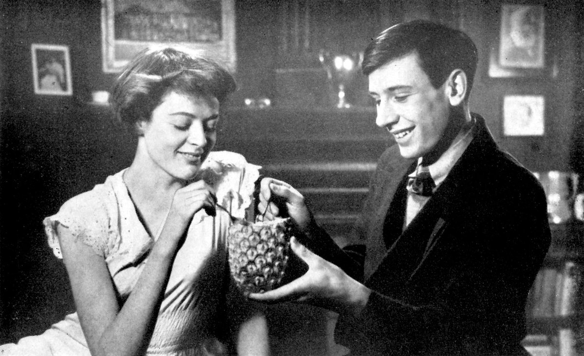 OxfordPlayhouse's tweet photo. We are deeply saddened to hear of the passing of Dame Maggie Smith. 

A true icon of stage and screen, and a beloved patron of Oxford Playhouse, she began her career at our theatre as Viola in the 1952 OUDS’ production of Twelfth Night. https://t.co/bltdicy6QA