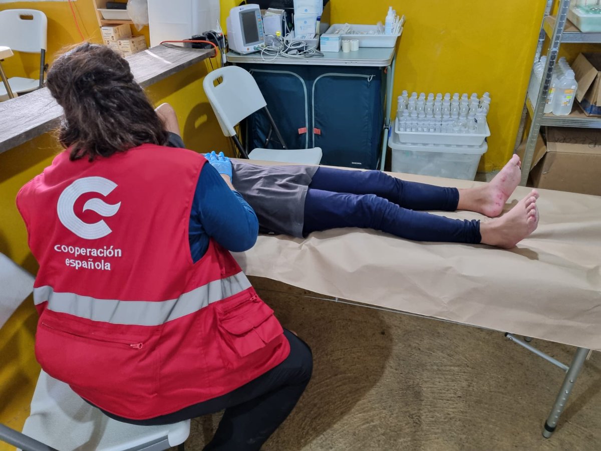 AECID_es's tweet photo. Ayer abrió el consultorio que hemos instalado en Bajo Chiquito (Darién) 🇵🇦. Primeros pacientes: tres hermanos ecuatorianos y su madre que acababan de cruzar la selva y traían lesiones en los pies.
 
🗓️Abierto de 08:30h a 21:00h todos los días.

#EquipoSTART #AECIDHumanitaria https://t.co/k4VftrVBRR