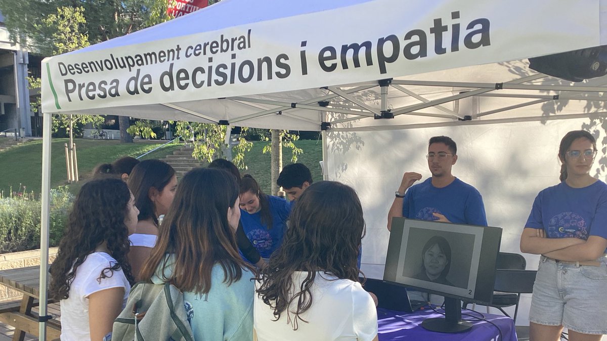 INC_UAB's tweet photo. A la @UABBarcelona celebrem la #NitRecerCat24 
Investigadorxs del @SGR_NeuroStress i de @gnpr_uab expliquen què inventiguen i per què és important fer aquesta recerca https://t.co/hmG2zeCon1