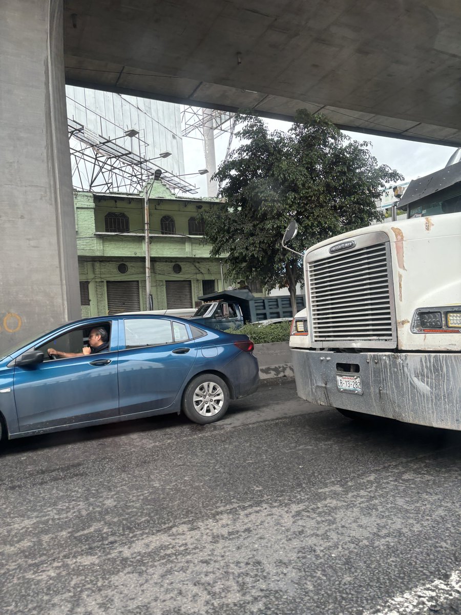 Bdiux's tweet photo. Así violando la ley de tránsito… y la policía de Naucalpan para variar en ausencia total
@SEMOV_Edomex https://t.co/fdrUc5Fg8x