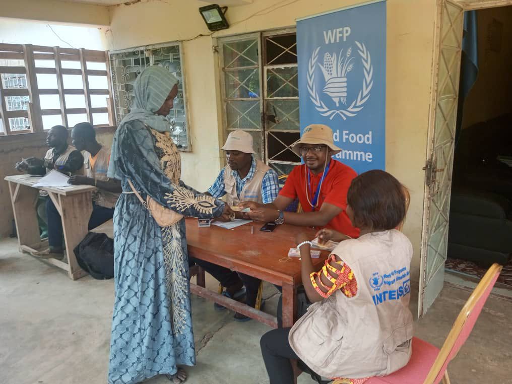 WFP_Cameroon's tweet photo. #Cameroon🇨🇲 
In a boost to community resilience, #WFP has delivered 25,824,000 FCFA in "hybrid cash delivery mechanism" to 4,304 beneficiaries in Goulfey &amp; Kousseri. This innovation in partnership with #MTN, @Intersos &amp; @MinaderCm strengthens #foodsecurity &amp; supports livelihoods. https://t.co/5MdIW4qMoz