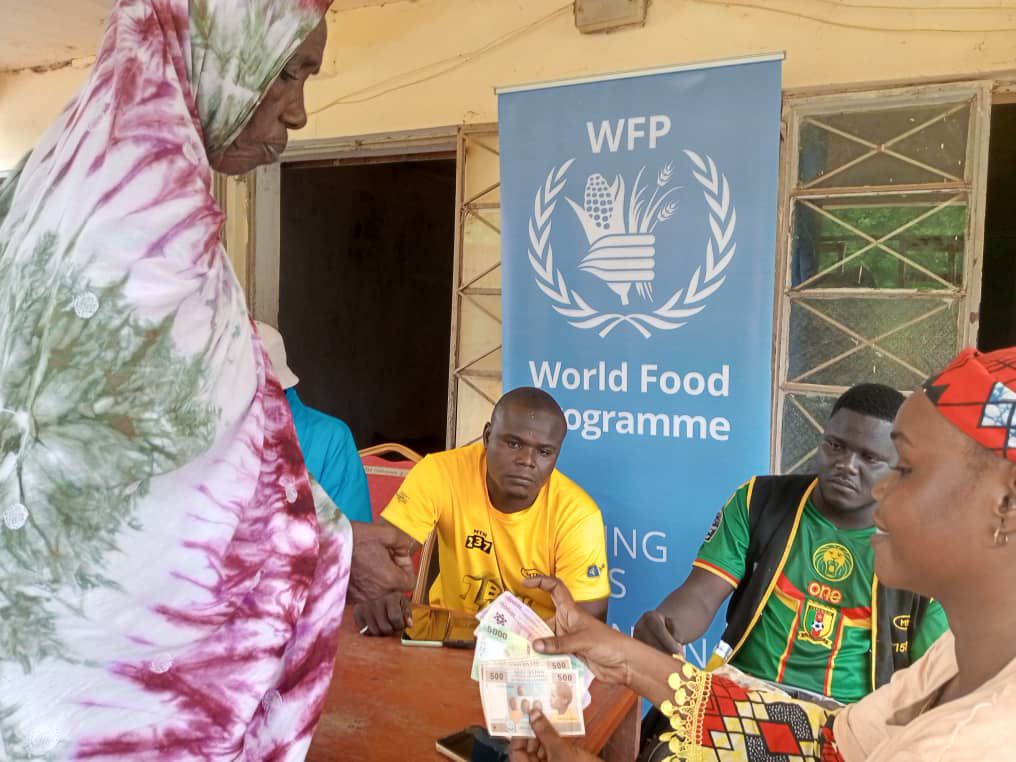 WFP_Cameroon's tweet photo. #Cameroon🇨🇲 
In a boost to community resilience, #WFP has delivered 25,824,000 FCFA in "hybrid cash delivery mechanism" to 4,304 beneficiaries in Goulfey &amp; Kousseri. This innovation in partnership with #MTN, @Intersos &amp; @MinaderCm strengthens #foodsecurity &amp; supports livelihoods. https://t.co/5MdIW4qMoz