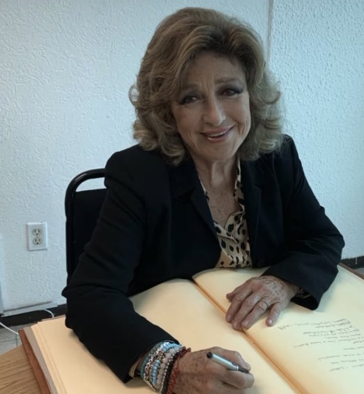 luis_gj's tweet photo. Más de 60 años de carrera de Angélica María, siendo amada por todo el público mexicano, para que tenga que terminar haciendo esta TREMENDA RIDICULEZ de registrar ante el INPI “la novia de México” solo porque no soportó que la gente le dijera así a Gala, que está encerrada y ni enterada está…

Qué manera tan pendja de ganarse ek repudio de la gente, y pues la inmamable @angelicavale tampoco ayudó mucho…