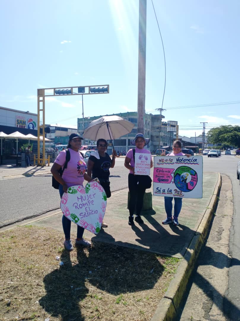 Desde el municipio Caroní, las Defensoras Comunales salen a llevar sus mensajes de Paz, Amor, Tolerancia, Sororidad y Ternura para formar a la sociedad.

<a href="/NicolasMaduro/">Nicolás Maduro</a> <a href="/OviedoPSUV/">Tito Oviedo</a>
