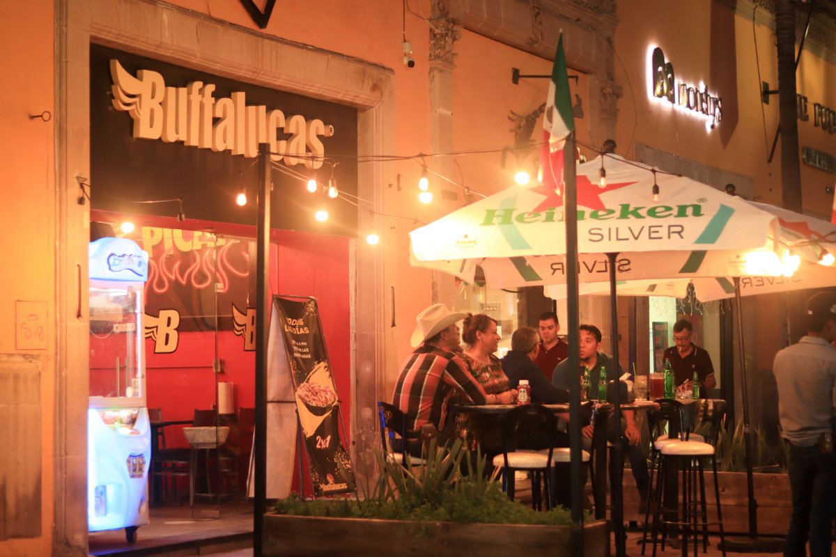 ¡Al fin es viernes! 🎉 Vamos a olvidarnos del estrés de la semana. Así el ambiente en una tarde fresca en el corredor Constitución de la Zona Centro de Durango. 🌆🍃