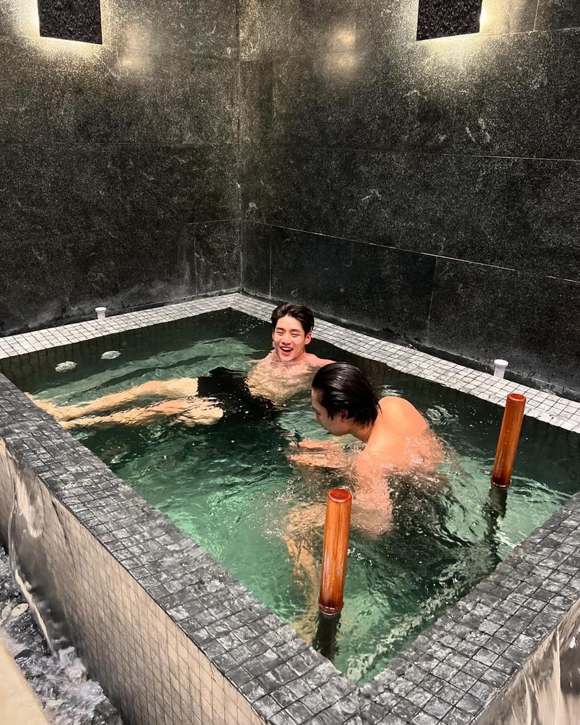 two bros chillin in a hot tub NOT 5 feet apart cause they're gay

OHMLENG NEXT STEP 
#KidnapSeriesEP4