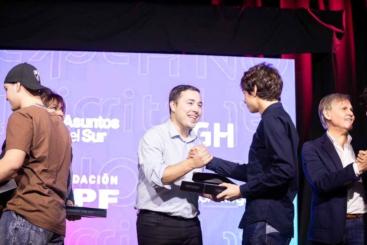GonzaFerro's tweet photo. Digital Hackathon 3ª dición: un espacio que impulsa las habilidades tecnológicas en las juventudes.

Felicitaciones a los 17 equipos de estudiantes de nivel secundario, terciario y universitario que participaron. Identificaron problemáticas en sus instituciones y desarrollaron soluciones a partir de la tecnología.

Los ganadores fueron premiados con impresoras 3D, kits de robótica, de electrónica y teléfonos celulares.

La agenda del conocimiento es un camino de oportunidades.