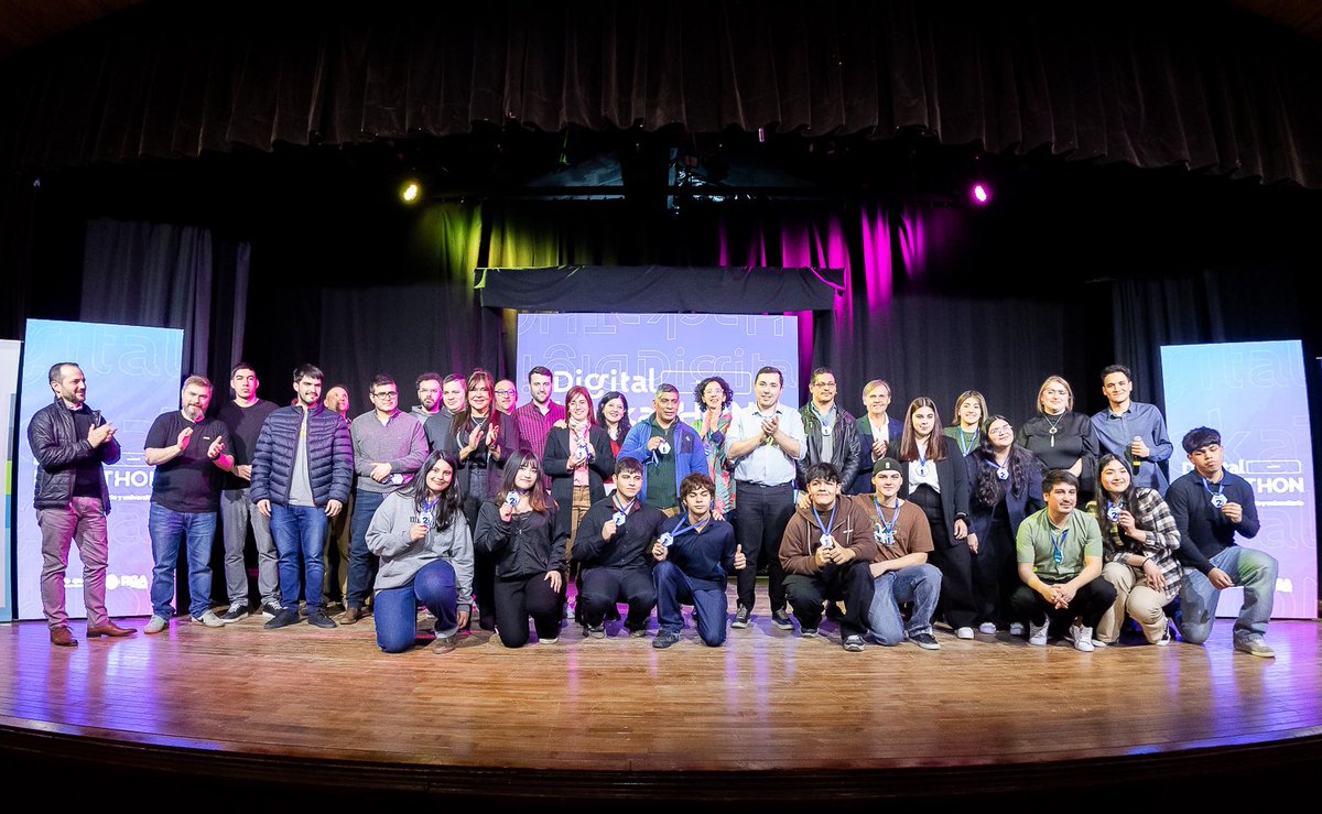 GonzaFerro's tweet photo. Digital Hackathon 3ª dición: un espacio que impulsa las habilidades tecnológicas en las juventudes.

Felicitaciones a los 17 equipos de estudiantes de nivel secundario, terciario y universitario que participaron. Identificaron problemáticas en sus instituciones y desarrollaron soluciones a partir de la tecnología.

Los ganadores fueron premiados con impresoras 3D, kits de robótica, de electrónica y teléfonos celulares.

La agenda del conocimiento es un camino de oportunidades.
