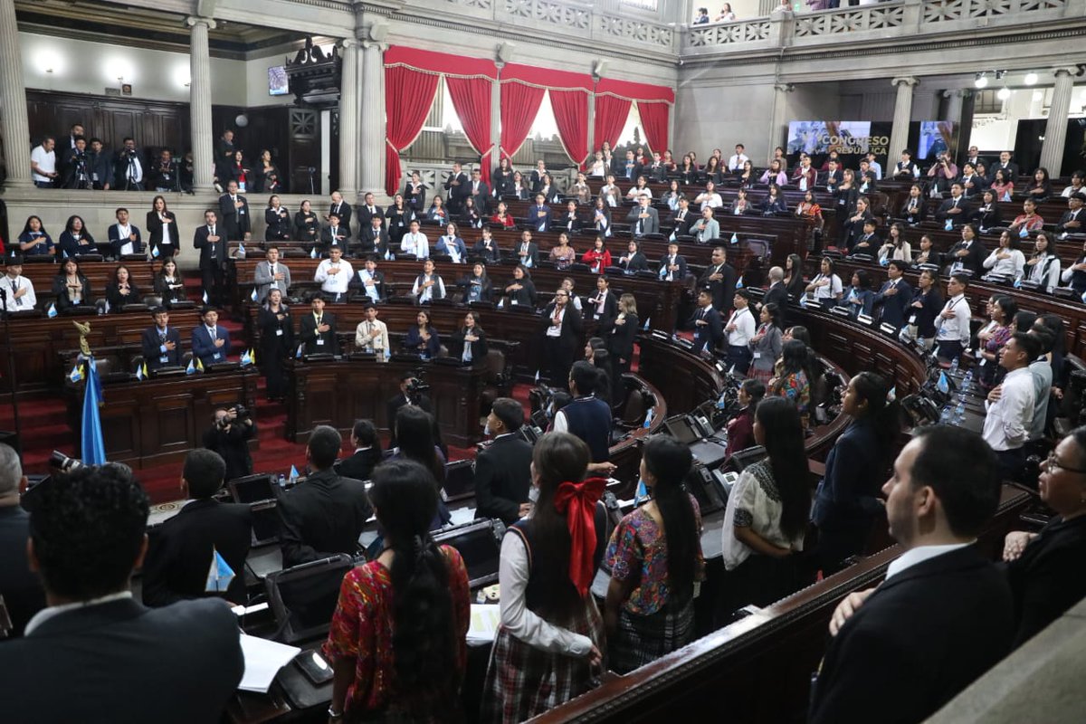 #AHORA: Como parte de la política de Puertas Abiertas impulsada por la Junta Directiva, bajo la dirección del Presidente <a href="/Nery_RamosR/">Nery Ramos</a>, el diputado César Dávila <a href="/CesarDavil86564/">Cesar Davila</a>, Tercer Secretario de Junta Directiva, da las palabras de bienvenida a los estudiantes que participan