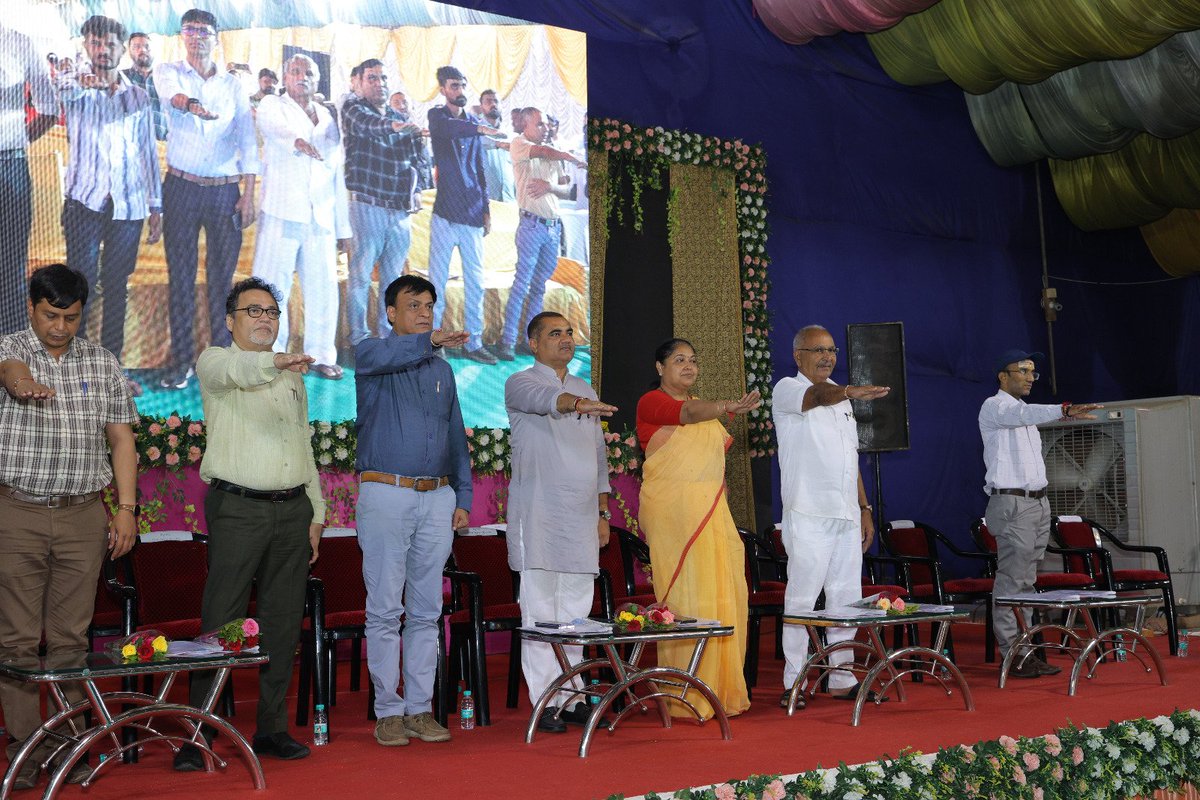 DDOSURENDRANAGR's tweet photo. સુરેન્દ્રનગર જિલ્લામાં યોજાયેલા ગરીબ કલ્યાણ મેળામાં લોકોને જનકલ્યાણકારી યોજનાઓના લાભો તેમજ ગામે ગામ અને શેરીએ શેરીએ સ્વચ્છતા અભિયાનનો પ્રચાર પ્રસાર કરવા માટે સ્વચ્છતાનો સંદેશ પાઠવી સ્વચ્છતા શપથ લેવડાવવામાં આવ્યા હતા.
@CMOGuj
@InfoGujarat
@GujDCoffice
#GaribKalyanMela https://t.co/jV1I2gcNkB