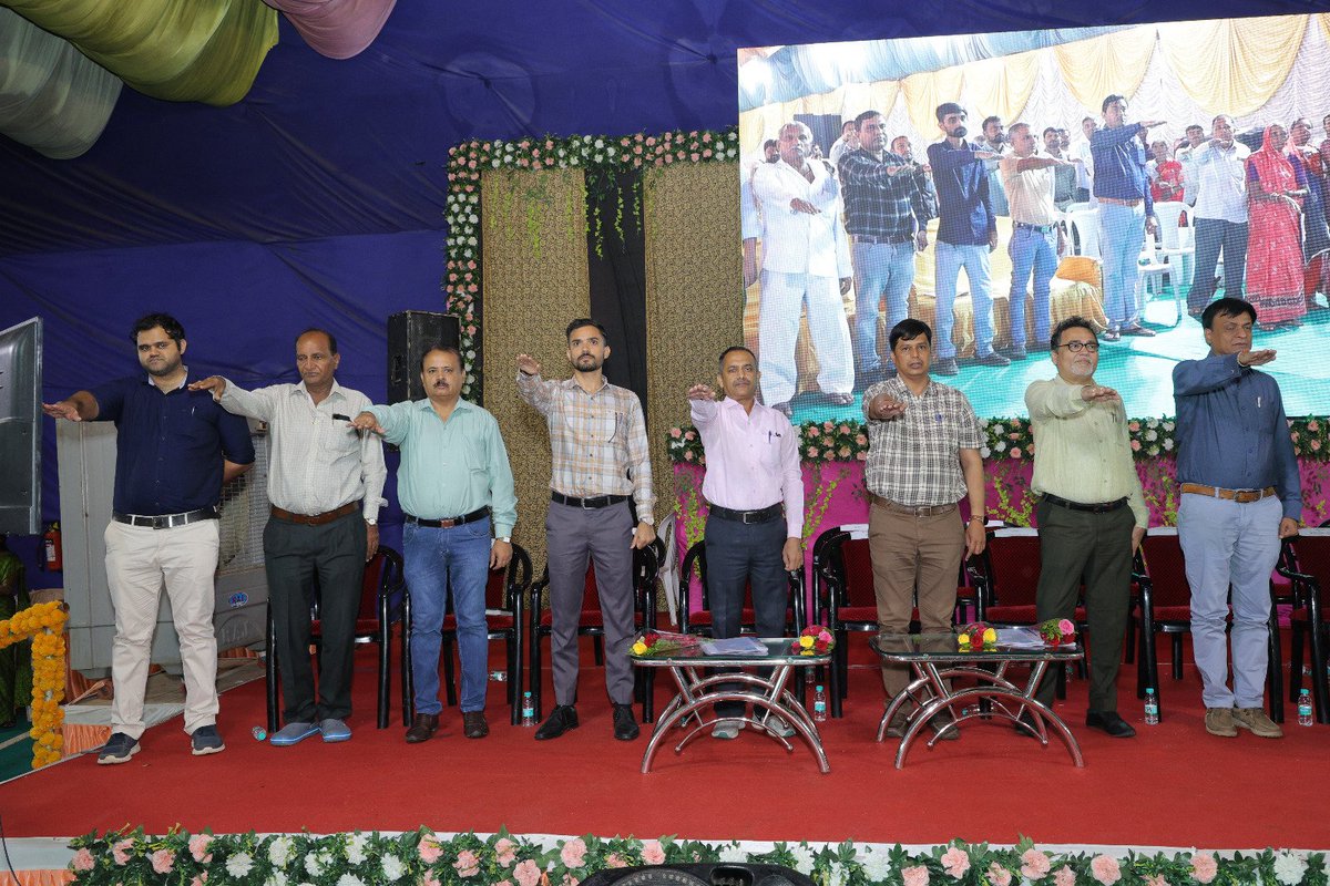DDOSURENDRANAGR's tweet photo. સુરેન્દ્રનગર જિલ્લામાં યોજાયેલા ગરીબ કલ્યાણ મેળામાં લોકોને જનકલ્યાણકારી યોજનાઓના લાભો તેમજ ગામે ગામ અને શેરીએ શેરીએ સ્વચ્છતા અભિયાનનો પ્રચાર પ્રસાર કરવા માટે સ્વચ્છતાનો સંદેશ પાઠવી સ્વચ્છતા શપથ લેવડાવવામાં આવ્યા હતા.
@CMOGuj
@InfoGujarat
@GujDCoffice
#GaribKalyanMela https://t.co/jV1I2gcNkB