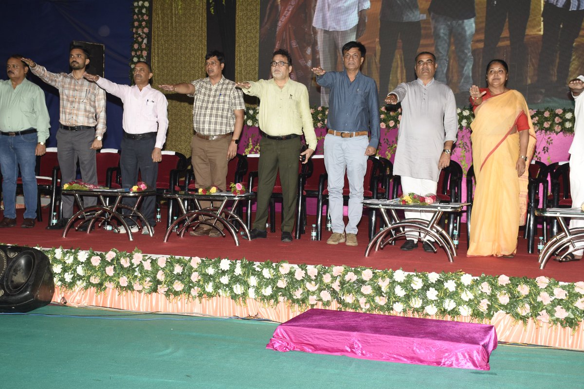 DDOSURENDRANAGR's tweet photo. સુરેન્દ્રનગર જિલ્લામાં યોજાયેલા ગરીબ કલ્યાણ મેળામાં લોકોને જનકલ્યાણકારી યોજનાઓના લાભો તેમજ ગામે ગામ અને શેરીએ શેરીએ સ્વચ્છતા અભિયાનનો પ્રચાર પ્રસાર કરવા માટે સ્વચ્છતાનો સંદેશ પાઠવી સ્વચ્છતા શપથ લેવડાવવામાં આવ્યા હતા.
@CMOGuj
@InfoGujarat
@GujDCoffice
#GaribKalyanMela https://t.co/jV1I2gcNkB