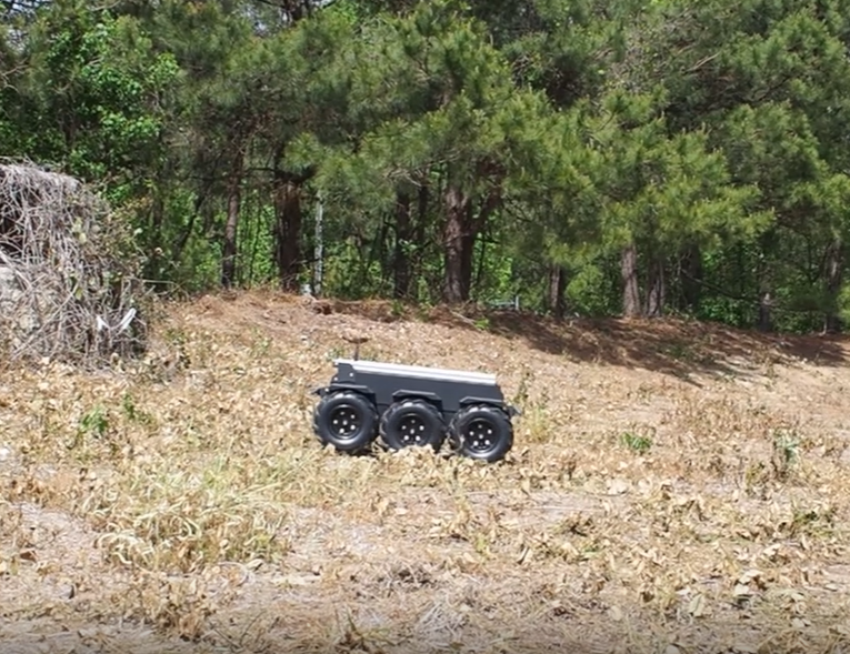 SDRobots's tweet photo. Need to move heavy loads autonomously in outdoor environments? 
 
Watch the HK1500 in action! Our autonomous heavy-duty robot can easily carry over 250 pounds of rough terrain.

Check out the outdoor field test at https://t.co/gm3Z5b8Q5I

#robot #constructionrobots #contech https://t.co/Yxm0tN1cQT