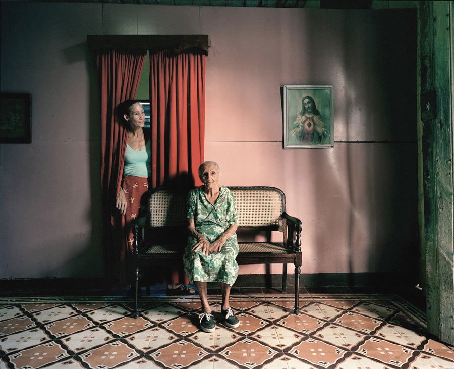 LaPeliculera's tweet photo. Robert van der Hilst viajó a Cuba en 1987 y allí supo adentrarse en la intimidad de los hogares tomando fotos de los interiores de las casas, en una serie de fotos que se publicaría en 2002 con el nombre de “Cuban Interiors”. https://t.co/X6fiWFCGu9