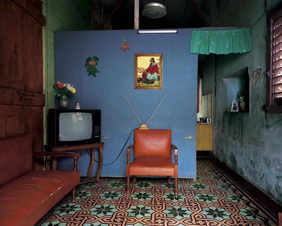LaPeliculera's tweet photo. Robert van der Hilst viajó a Cuba en 1987 y allí supo adentrarse en la intimidad de los hogares tomando fotos de los interiores de las casas, en una serie de fotos que se publicaría en 2002 con el nombre de “Cuban Interiors”. https://t.co/X6fiWFCGu9