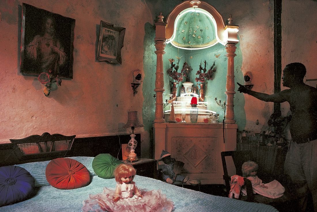 Robert van der Hilst viajó a Cuba en 1987 y allí supo adentrarse en la intimidad de los hogares tomando fotos de los interiores de las casas, en una serie de fotos que se publicaría en 2002 con el nombre de “Cuban Interiors”.